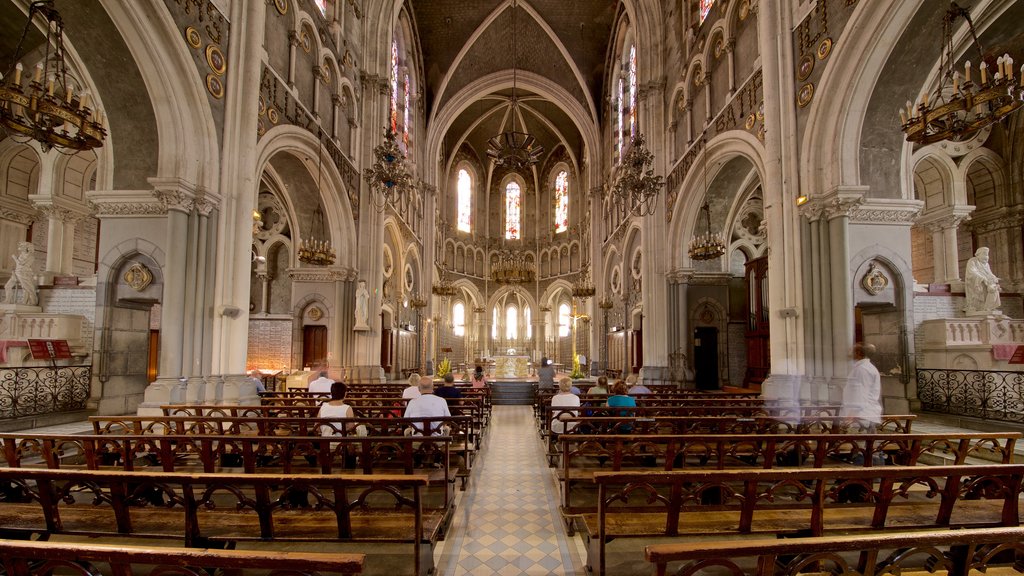 Notre-Dame de l’Immaculee-Conception mostrando uma igreja ou catedral, elementos de patrimônio e vistas internas