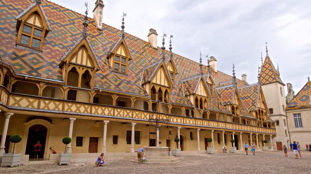 Hotel Dieu showing heritage elements, street scenes and a square or plaza