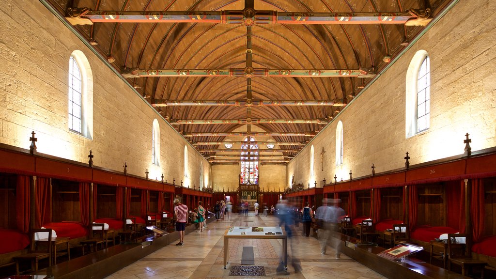 Hôtel-Dieu mostrando elementos de patrimônio e vistas internas assim como um pequeno grupo de pessoas