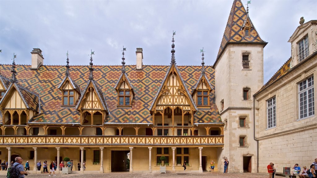 Hotel Dieu toont historisch erfgoed en straten en ook een klein groepje mensen