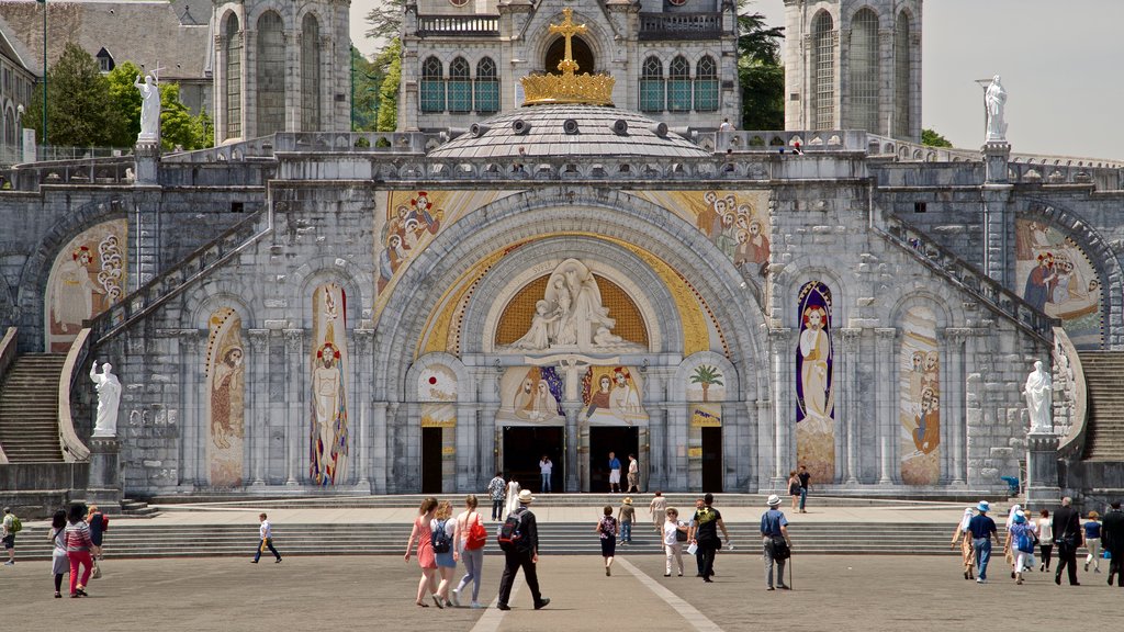 Rosary Basilica which includes heritage architecture, a church or cathedral and street scenes