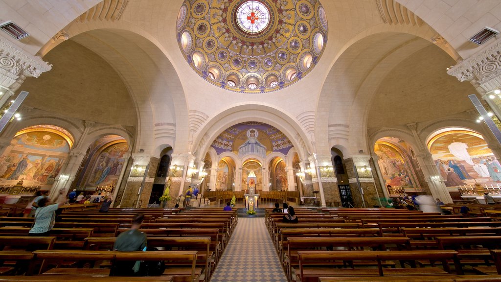 Basílica do Rosário que inclui uma igreja ou catedral, vistas internas e elementos de patrimônio