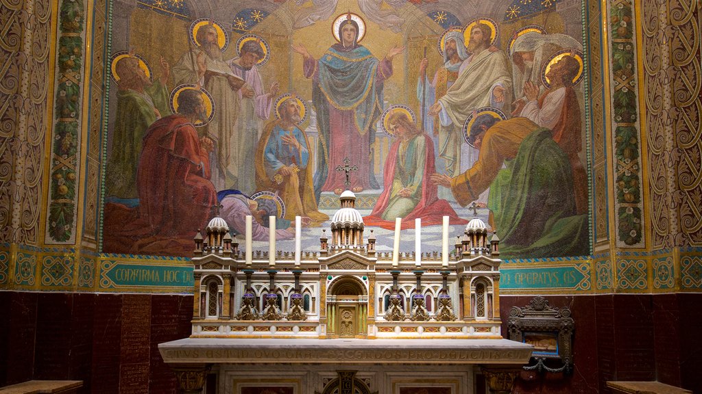 Basilique Notre-Dame-du-Rosaire de Lourdes montrant scènes intérieures, éléments du patrimoine et une église ou une cathédrale