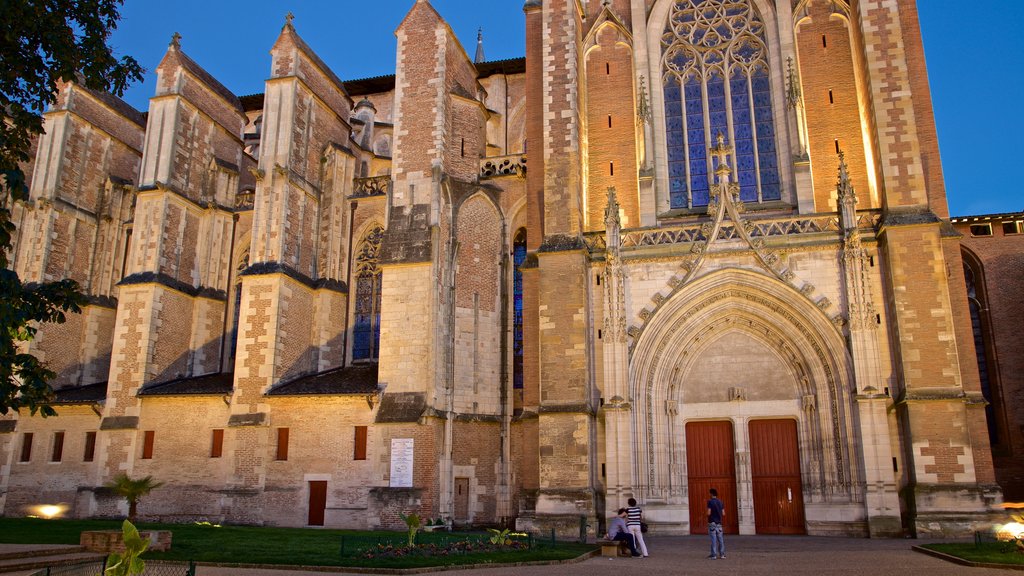 Saint Etienne Cathedrale caracterizando cenas noturnas, arquitetura de patrimônio e uma igreja ou catedral