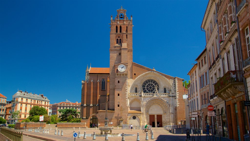 Saint Etienne Cathedrale mostrando arquitetura de patrimônio, uma cidade e uma igreja ou catedral