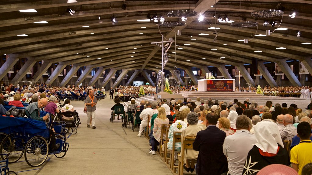 Saint Pius X Basilika som omfatter en kirke eller en katedral og interiør såvel som en stor gruppe mennesker