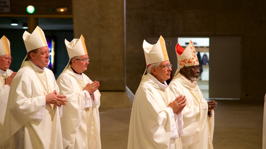 Saint Pius X Basilika og byder på interiør, religiøse elementer og en kirke eller en katedral