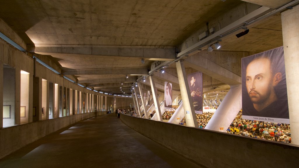 Basílica de San Pío X ofreciendo arte y vistas interiores