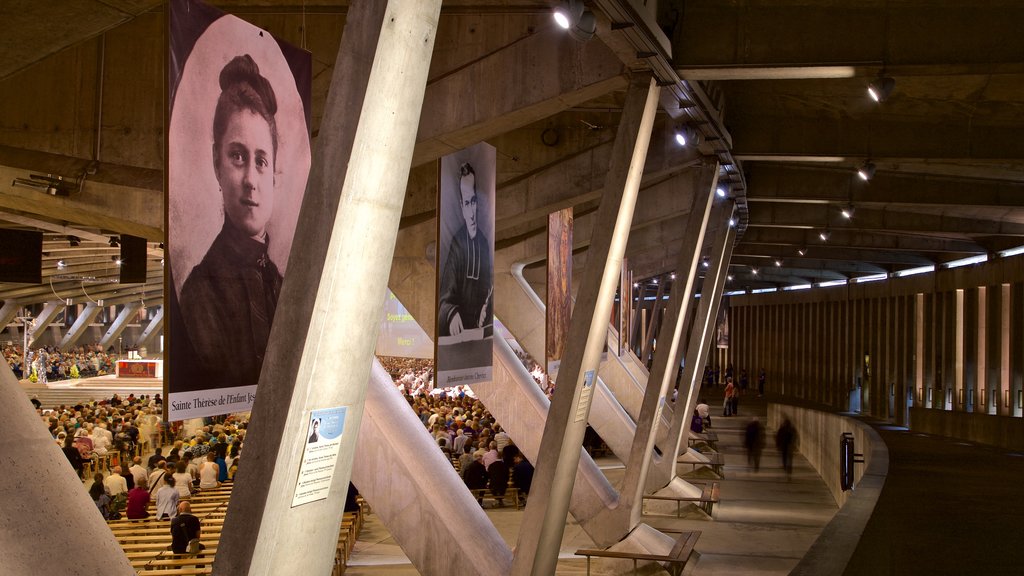 St. Pius X\' basilika som inkluderer innendørs og kunst i tillegg til en stor gruppe med mennesker