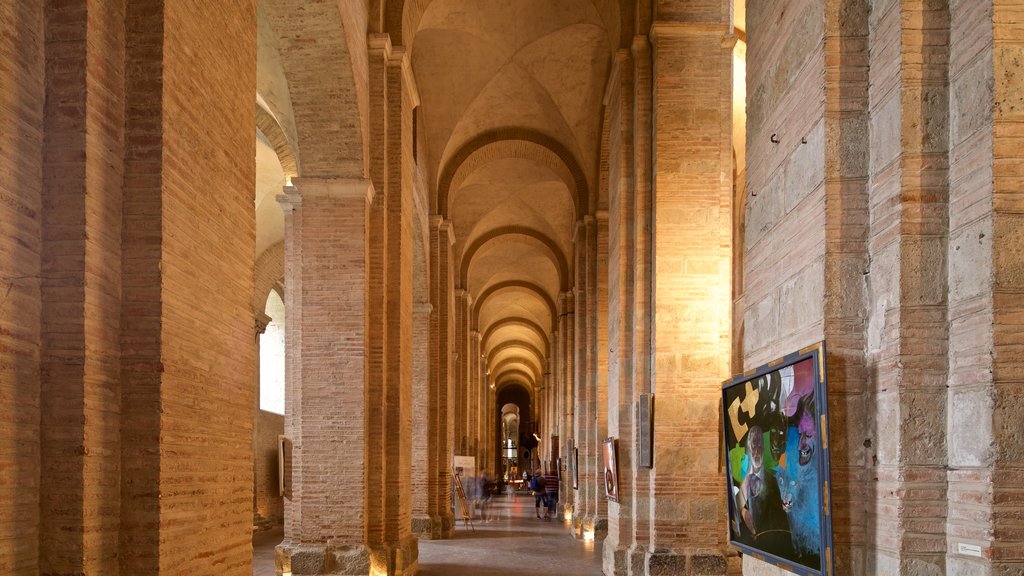 Basilique Saint-Sernin ofreciendo vista interna, elementos patrimoniales y una iglesia o catedral