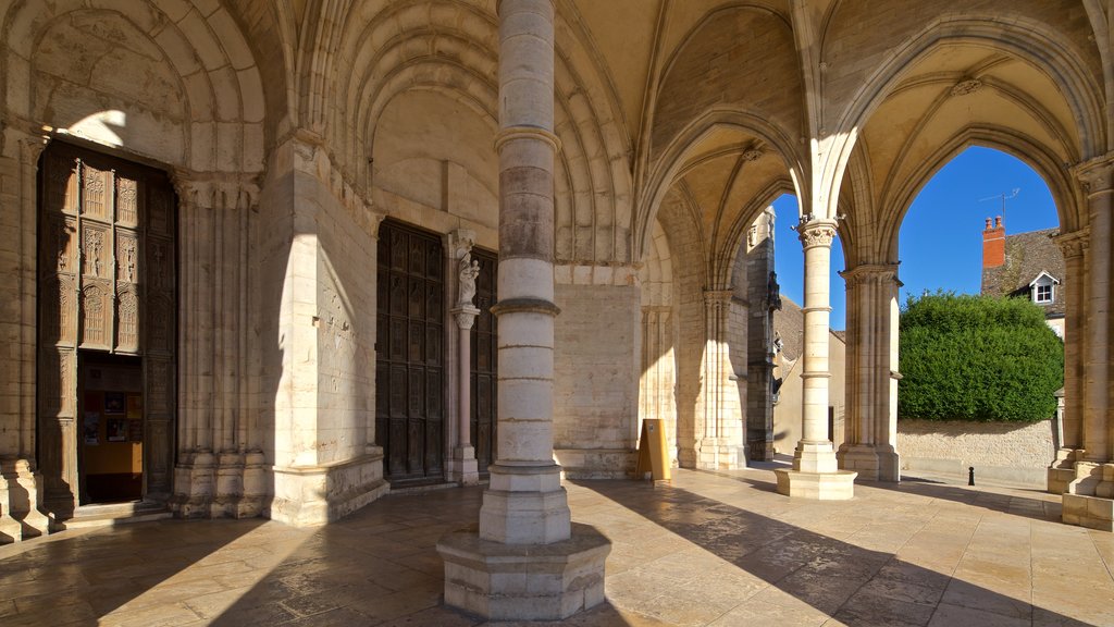 Iglesia Colegial de Notre-Dame ofreciendo elementos patrimoniales