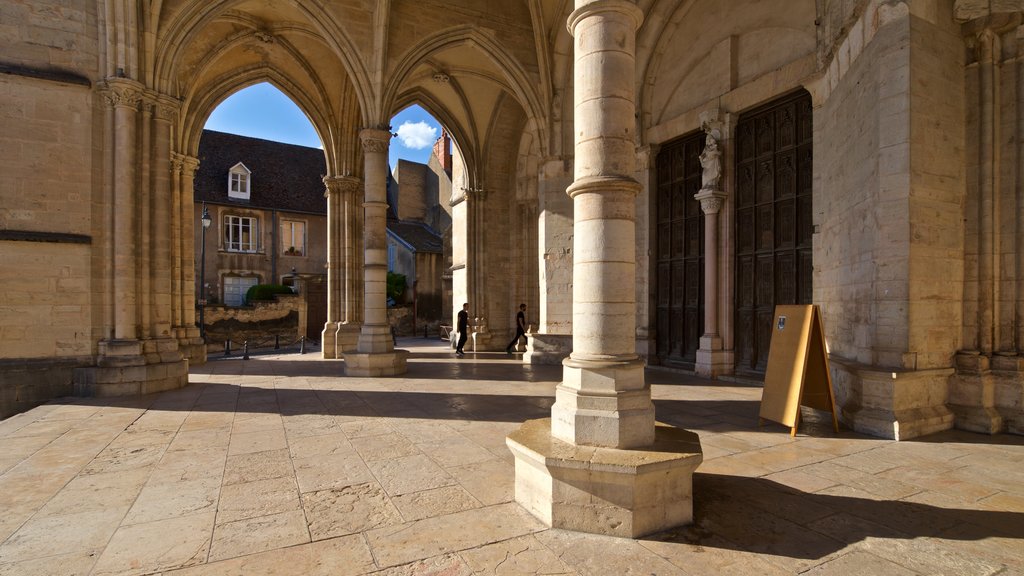 Iglesia Colegial de Notre-Dame que incluye elementos patrimoniales