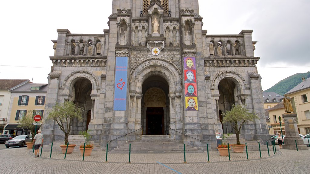 Église paroissiale du Sacré-Cœur montrant une église ou une cathédrale et architecture patrimoniale