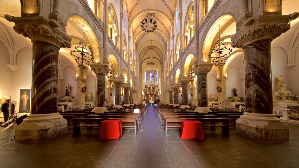 Sacré Coeur Sognekirke som viser en kirke eller en katedral, interiør og kulturarvsgenstande