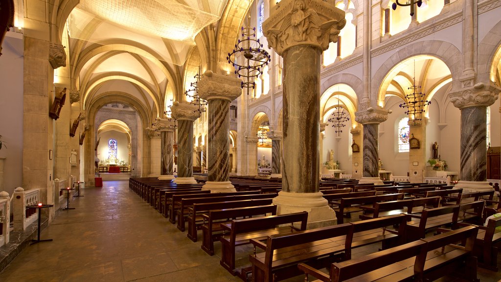 Iglesia del Sagrado Corazón mostrando una iglesia o catedral, elementos del patrimonio y vistas interiores