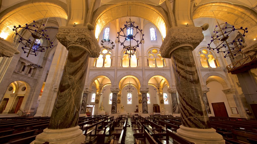 Sacré Coeur Sognekirke som viser kulturarvsgenstande, interiør og en kirke eller en katedral