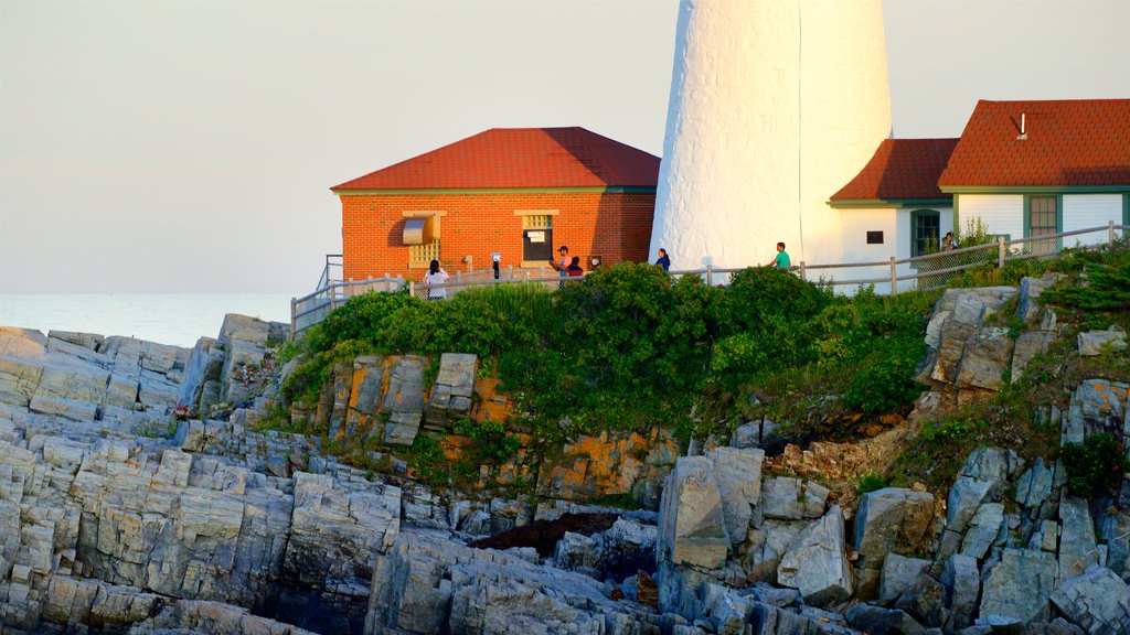 Portland Head Light que inclui paisagens litorâneas, um pôr do sol e litoral acidentado