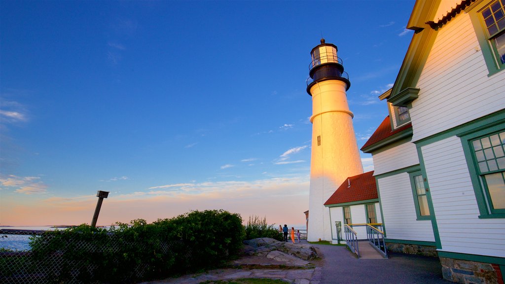 Faro di Portland che include faro, tramonto e vista della costa