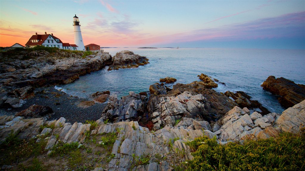 Faro di Portland che include faro, tramonto e costa rocciosa