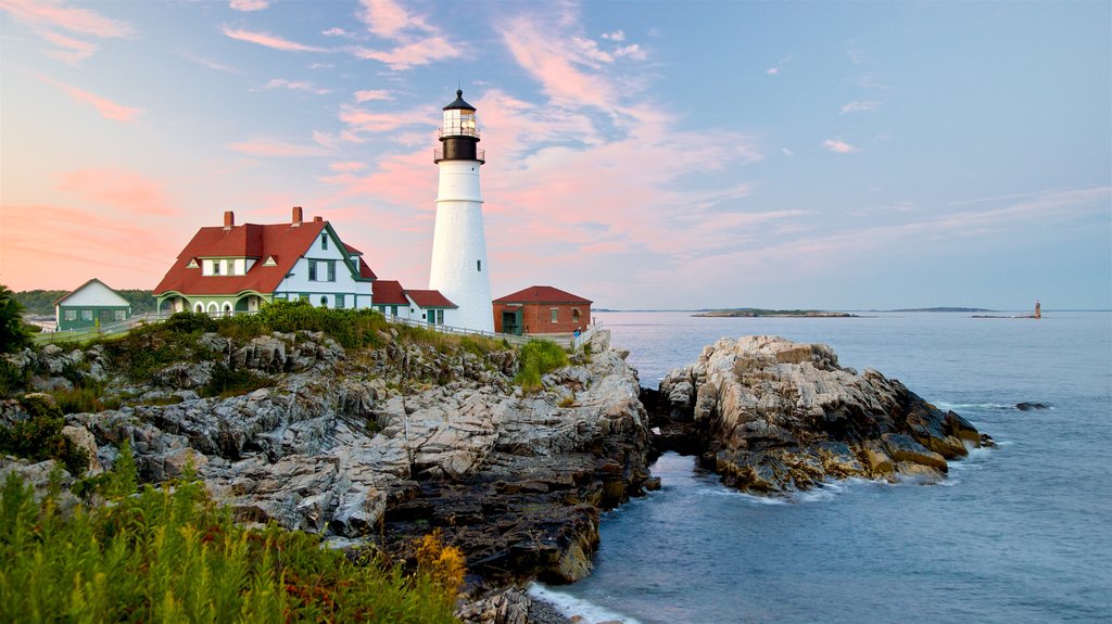 Portland Head Light mostrando um farol, paisagens litorâneas e um pôr do sol