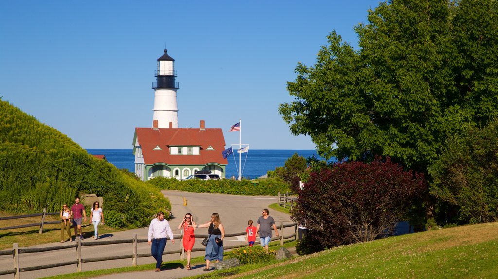 Portland Head Light toont een vuurtoren en algemene kustgezichten en ook een gezin