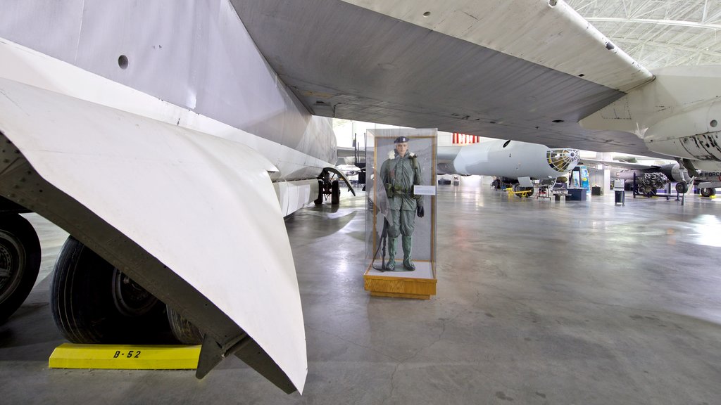 Mando Aéreo Estratégico y Museo Aeroespacial que incluye vista interna y avión