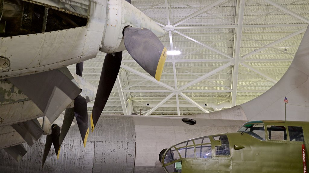 Mando Aéreo Estratégico y Museo Aeroespacial mostrando vista interna y avión