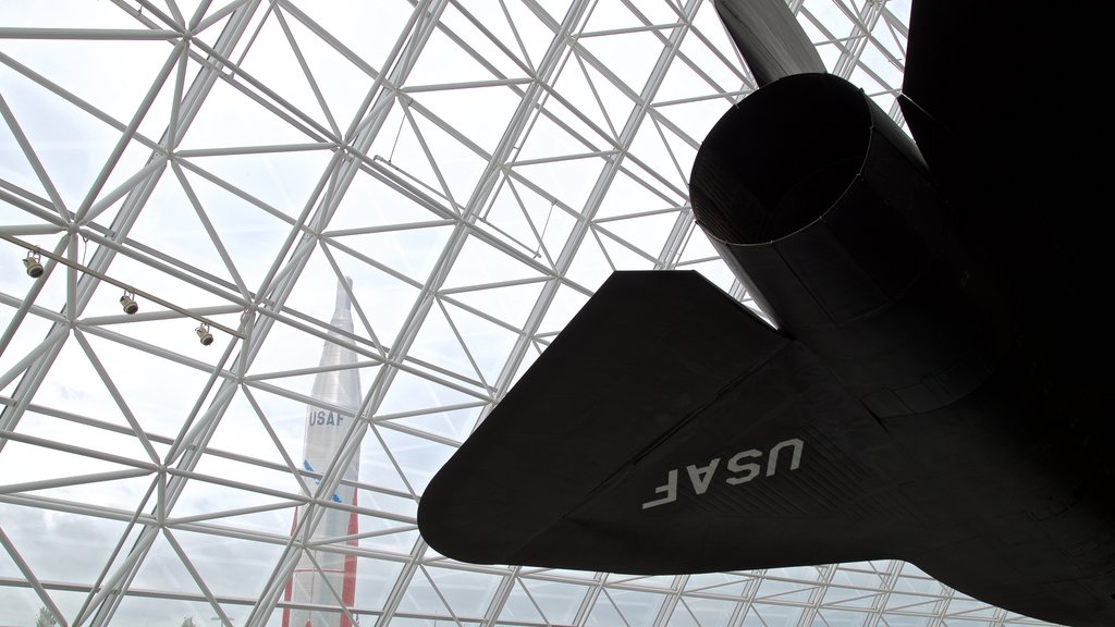 Strategic Air Command & Aerospace Museum bevat interieur en vliegtuigen