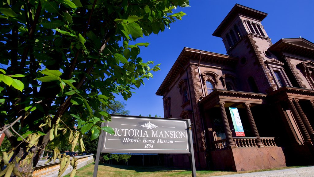 Victoria Mansion mostrando señalización, elementos patrimoniales y una casa