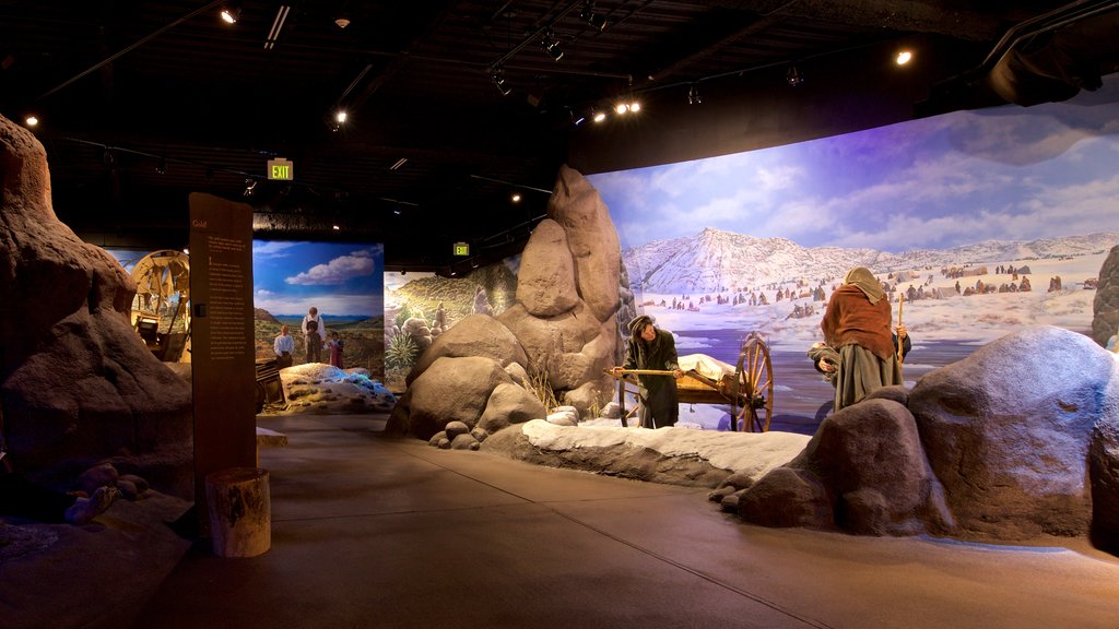 Great Platte River Road Archway que incluye vistas de interior