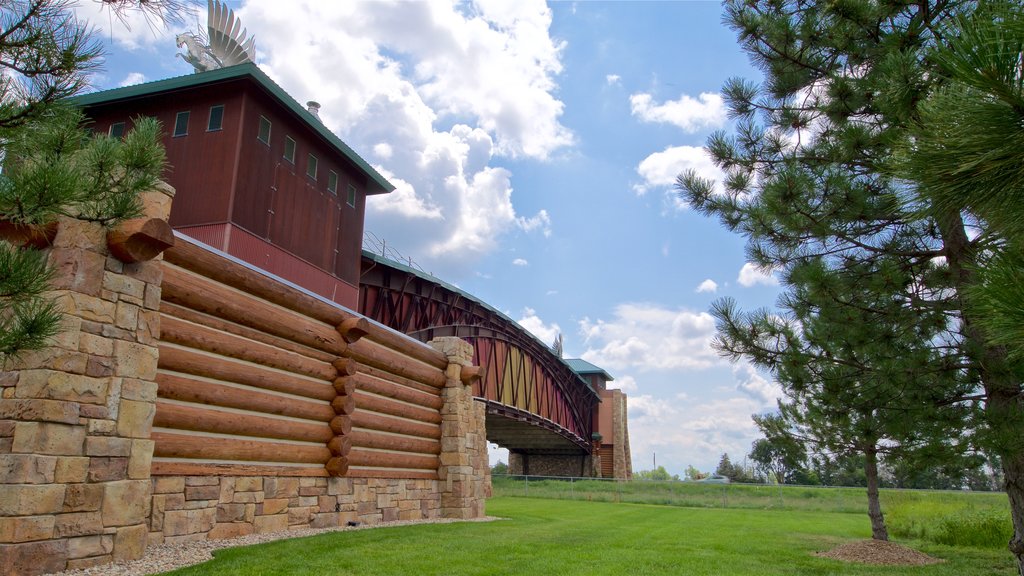 Great Platte River Road Archway que incluye un jardín y un puente