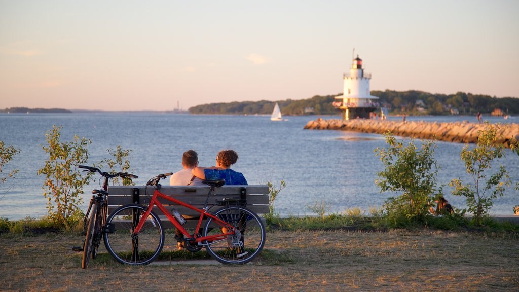 Spring Point Ledge Light mostrando um farol, um pôr do sol e paisagens litorâneas