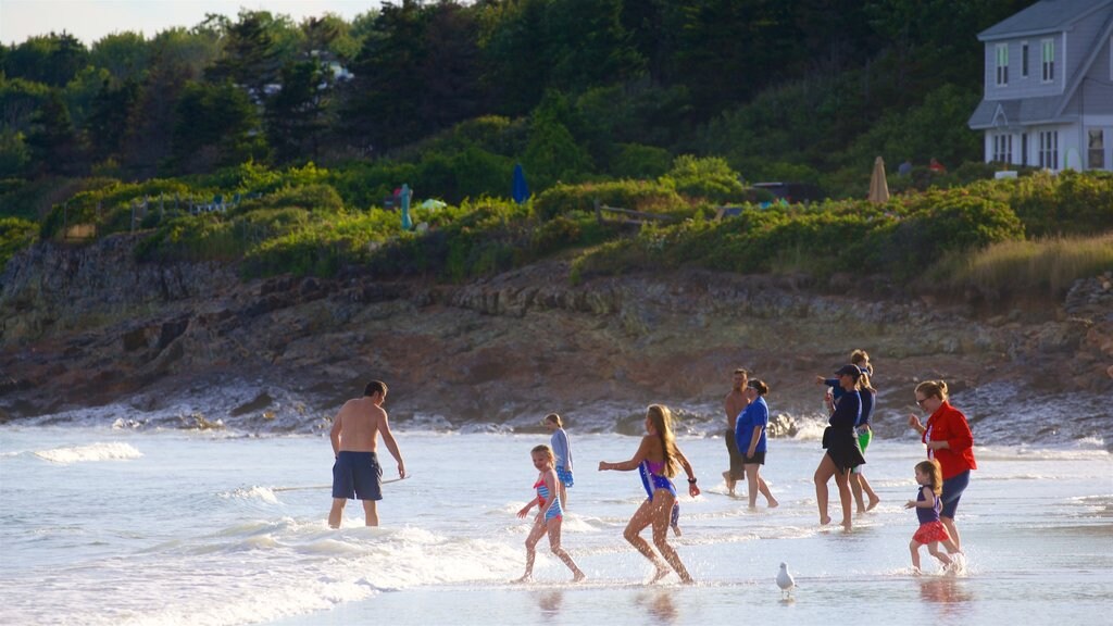 Higgins Beach toont zwemmen en algemene kustgezichten en ook een klein groepje mensen