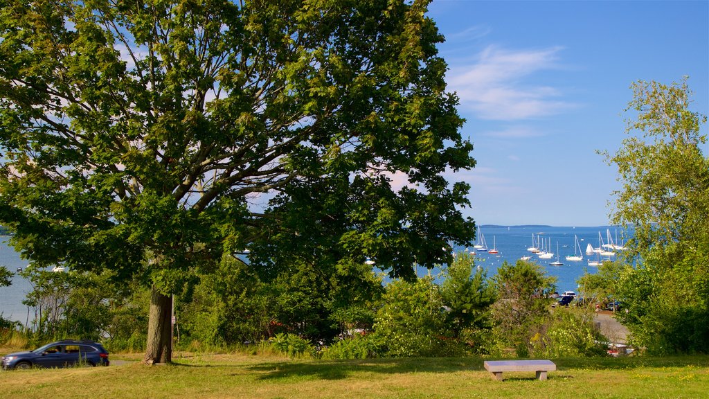 Paseo Eastern Promenade mostrando un parque, vistas generales de la costa y una bahía o puerto