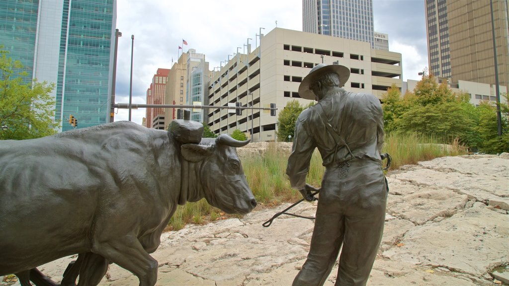 Pioneer Courage Park qui includes une ville et une statue ou une sculpture