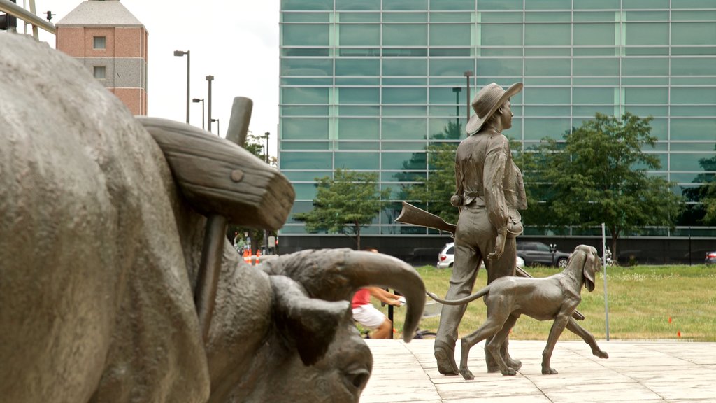 Pioneer Courage Park bevat een standbeeld of beeldhouwwerk