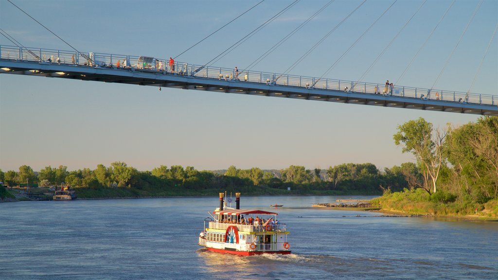 Puente peatonal Bob Kerrey ofreciendo un ferry, un puente y un río o arroyo