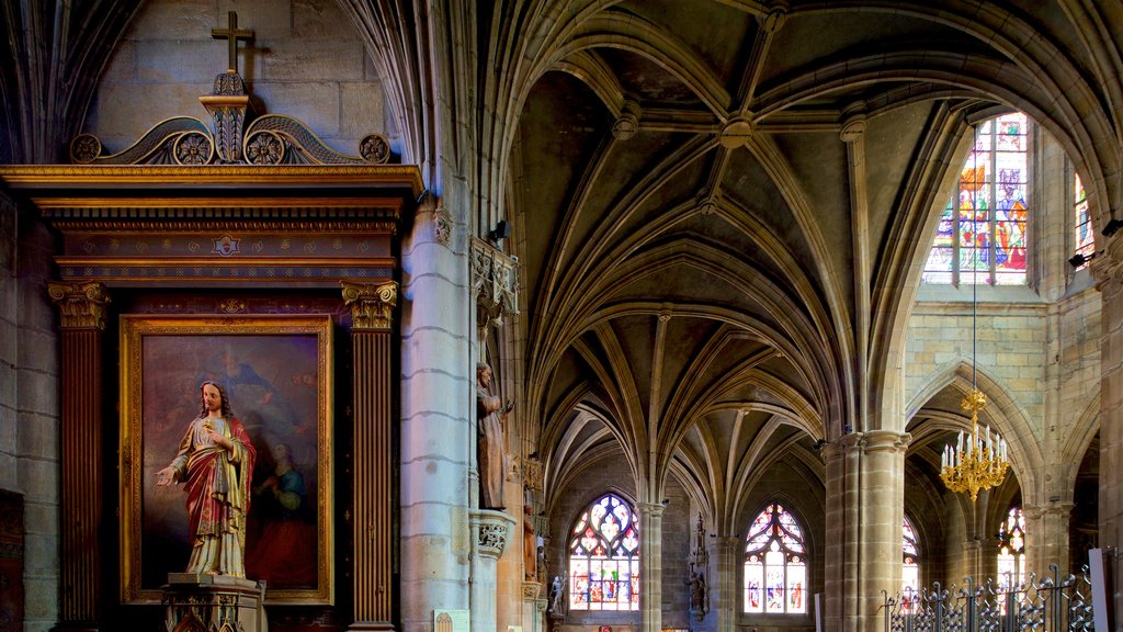 Catedral de Moulins ofreciendo aspectos religiosos, elementos del patrimonio y vistas interiores