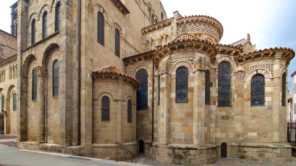 Basilica of Notre-Dame-du-Port ofreciendo arquitectura patrimonial y una iglesia o catedral