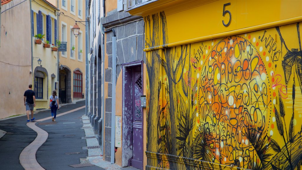 Clermont-Ferrand que incluye escenas urbanas y arte al aire libre y también una pareja