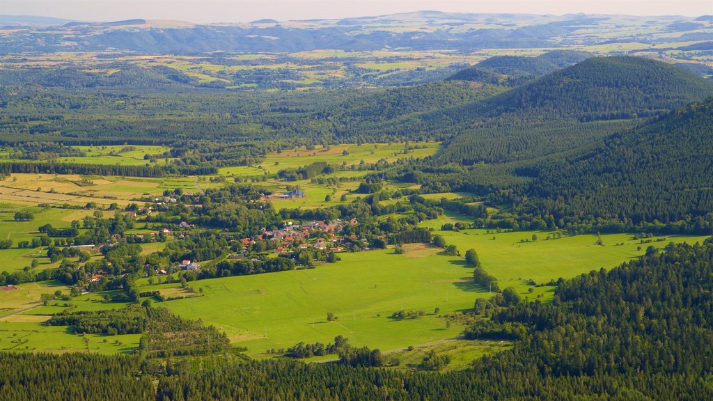 Puy de Dome som viser fredfyldte omgivelser, en lille by eller en landsby og udsigt over landskaber