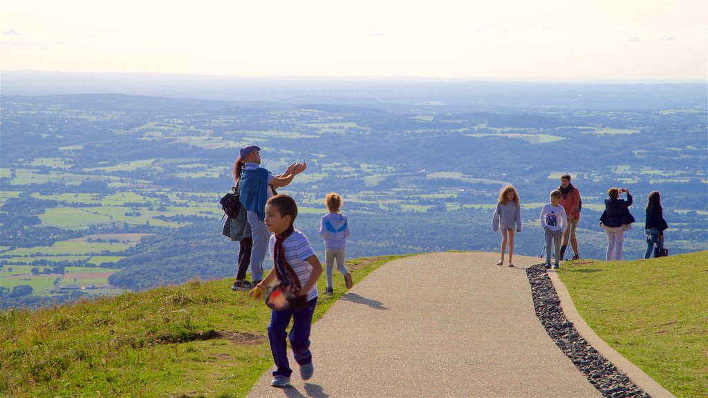 Puy de Dome que incluye vistas de paisajes y escenas tranquilas y también una familia