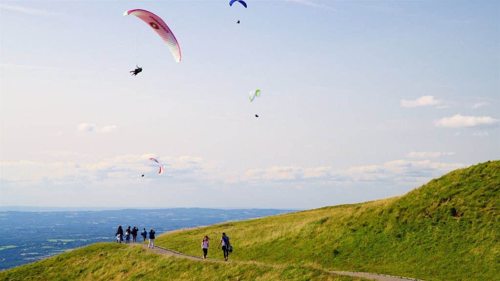 Puy de Dome som viser faldskærmsudspring, udsigt over landskaber og fredfyldte omgivelser