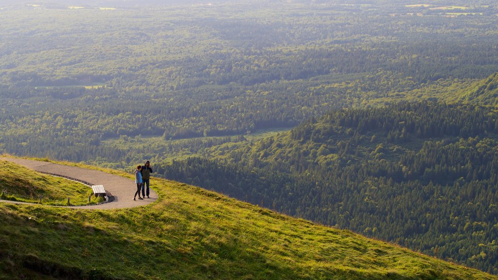 Puy de Dome som omfatter udsigt over landskaber og fredfyldte omgivelser såvel som et par