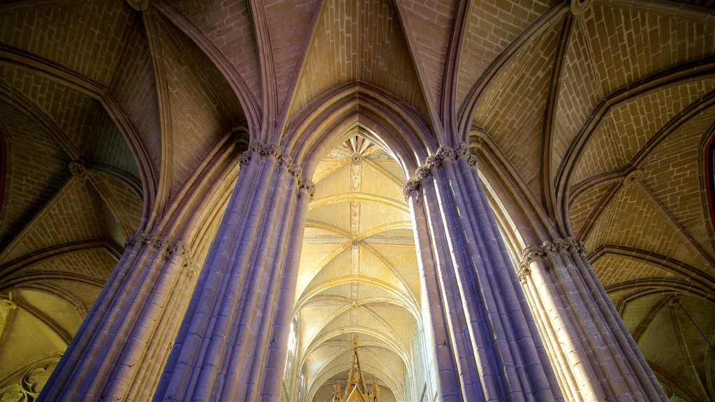 Catedral de Limoges ofreciendo una iglesia o catedral, elementos del patrimonio y vistas interiores