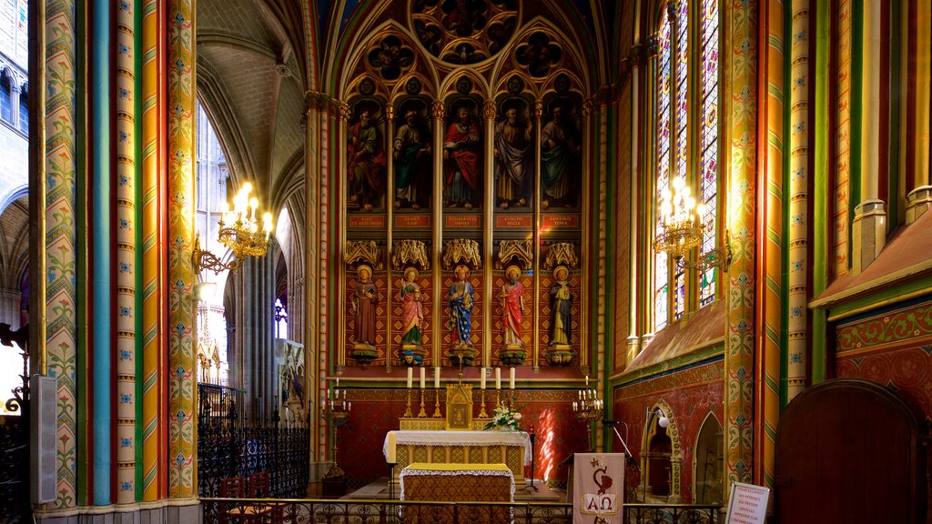 Catedral de Limoges mostrando vistas interiores, una iglesia o catedral y elementos del patrimonio