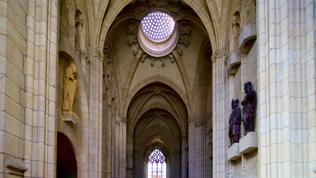 Catedral de Limoges mostrando vistas interiores, una iglesia o catedral y elementos del patrimonio