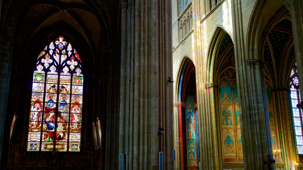 Catedral de Limoges que incluye una iglesia o catedral, vistas interiores y elementos del patrimonio