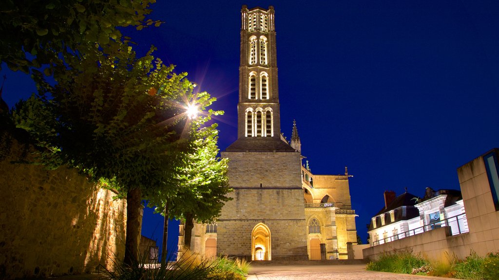 Catedral de Limoges ofreciendo escenas nocturnas, una iglesia o catedral y arquitectura patrimonial