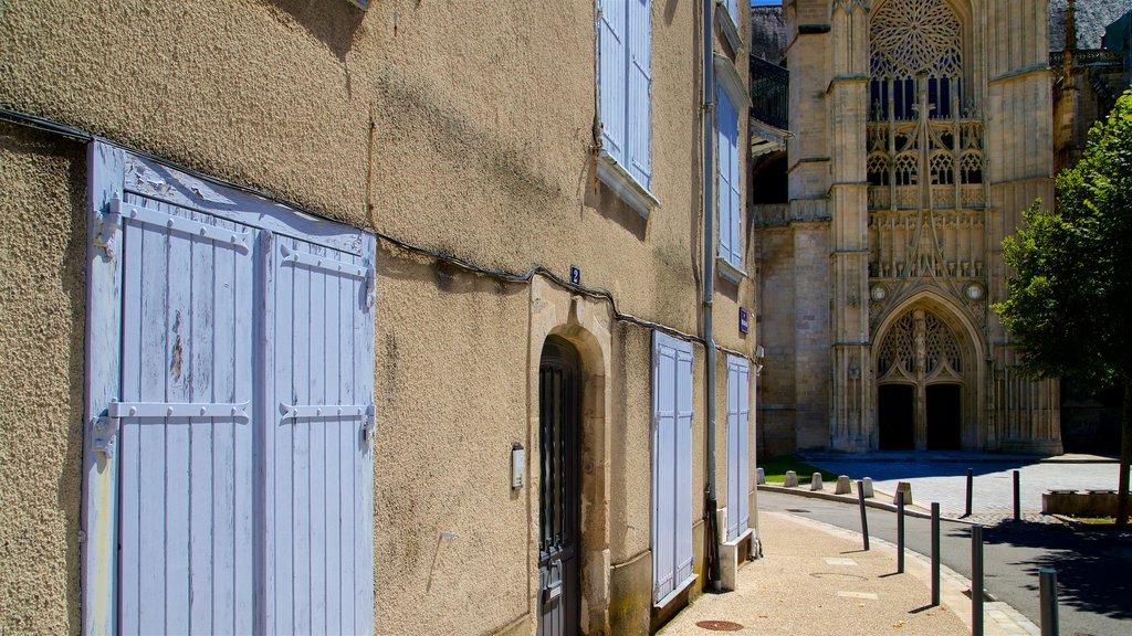 Catedral de Limoges que inclui elementos de patrimônio e uma igreja ou catedral